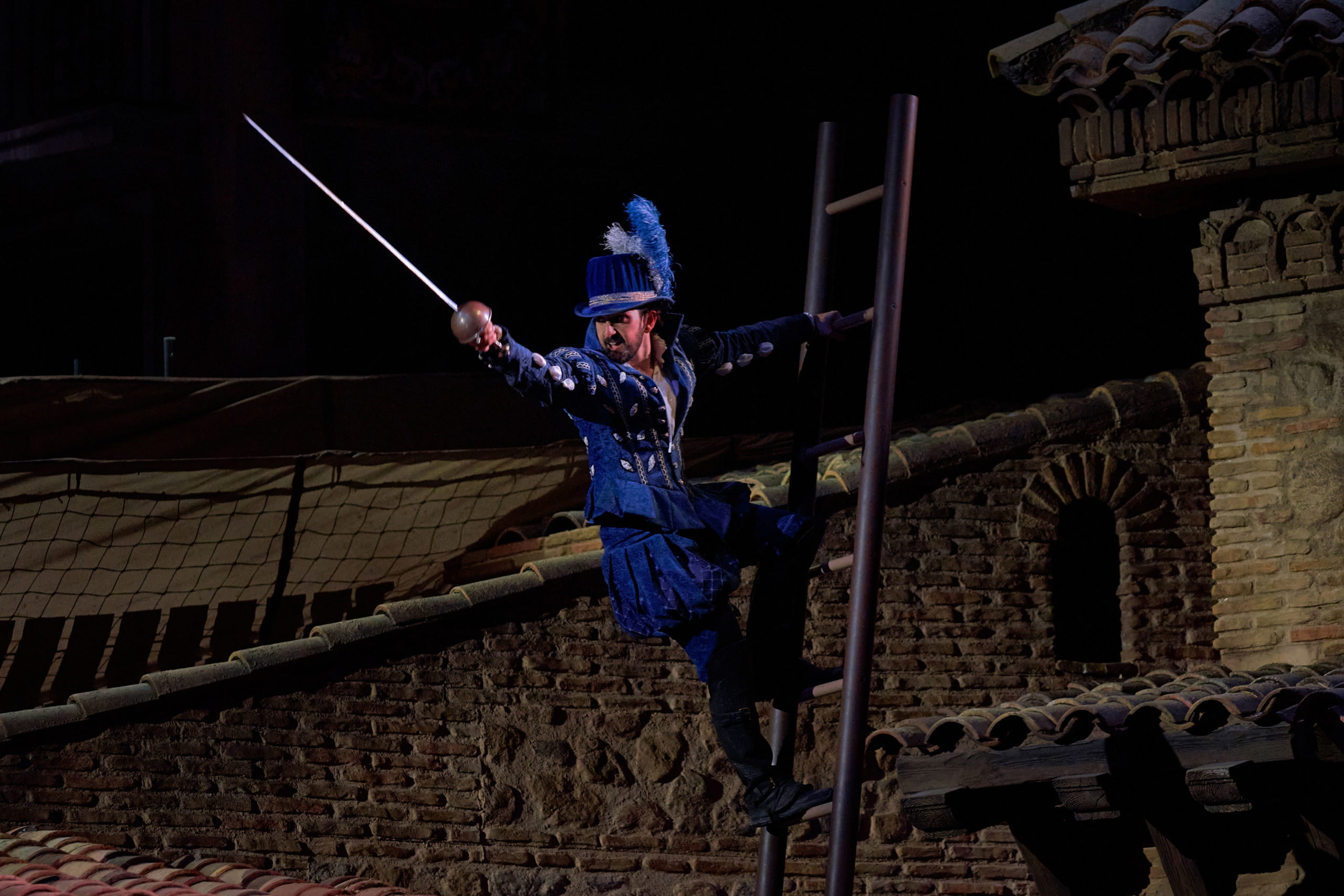 A Pluma y Espada - Al galope por los tejados